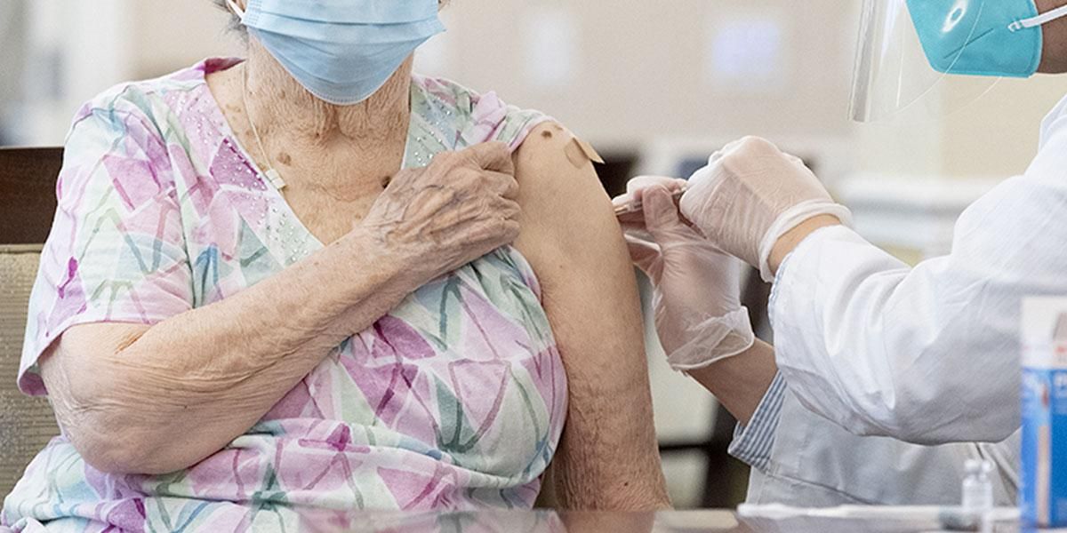 Medellín y Cali vacunan adultos mayores contra la COVID-19
