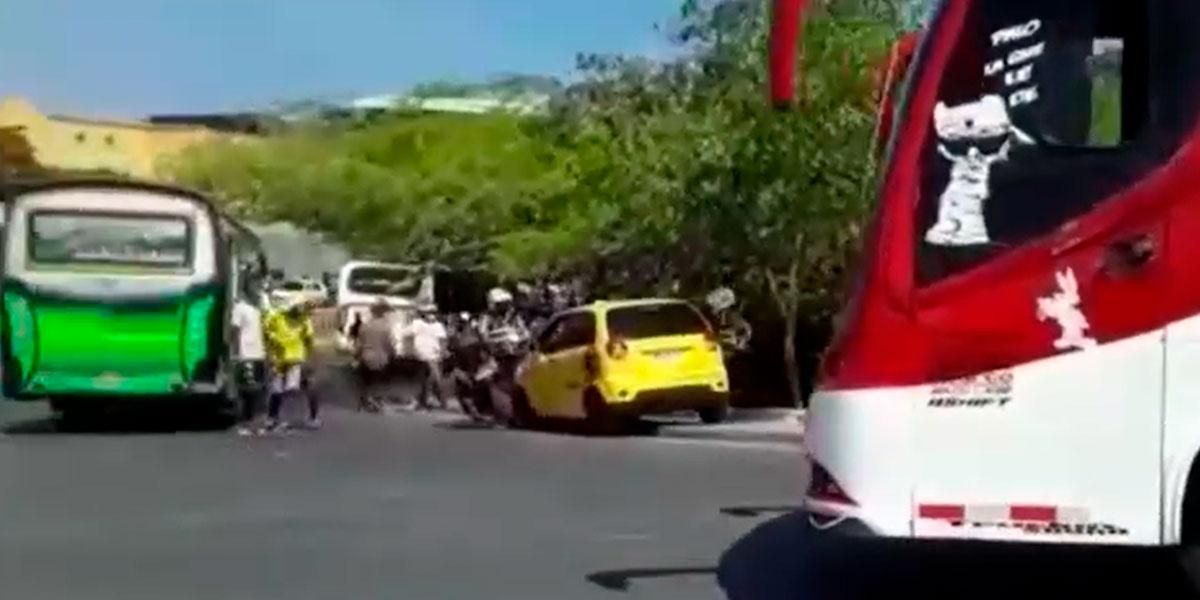 (Video) Taxista furioso intentó arrollar a agentes de tránsito por una multa en Cartagena