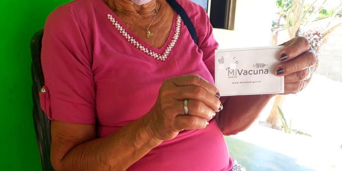 Gladys de 80 años, la primera exguerrillera vacunada contra el COVID-19