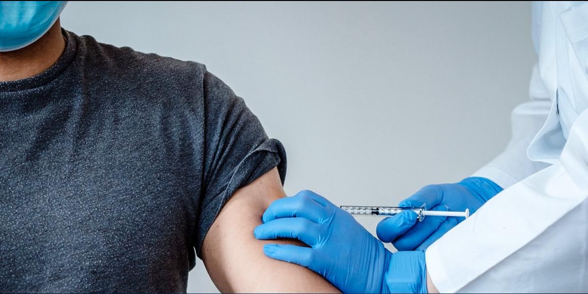 ¿Cómo puede contagiarse una persona vacunada contra el COVID-19?