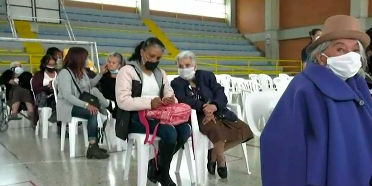 Vacunación adultos mayores de 80 años en Bogotá