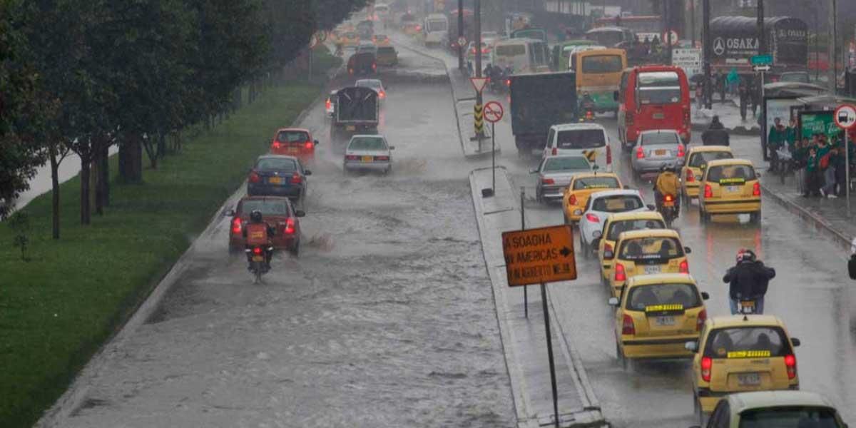 Fuertes lluvias inundan varias vías de Bogotá