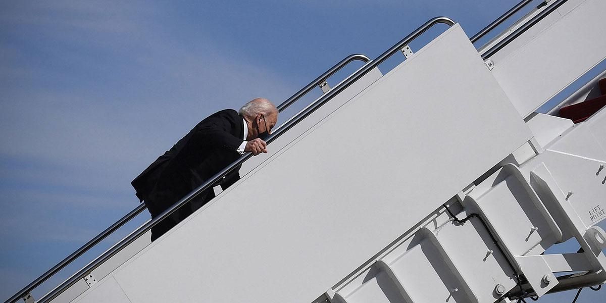 Joe Biden sufre accidente mientras abordaba el Air Force One