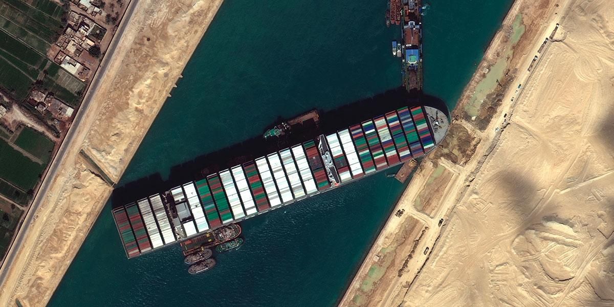 Egipto aseguró que el viento no fue la principal razón del bloqueo en el Canal de Suez