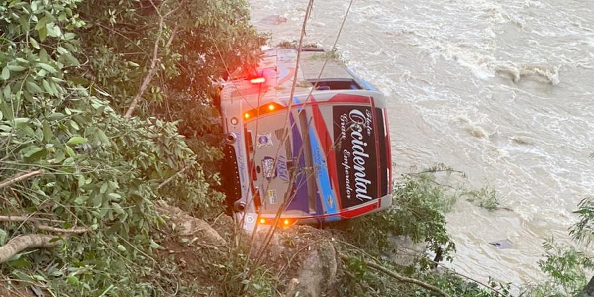 Bus de servicio público cae a orillas del río Cauca