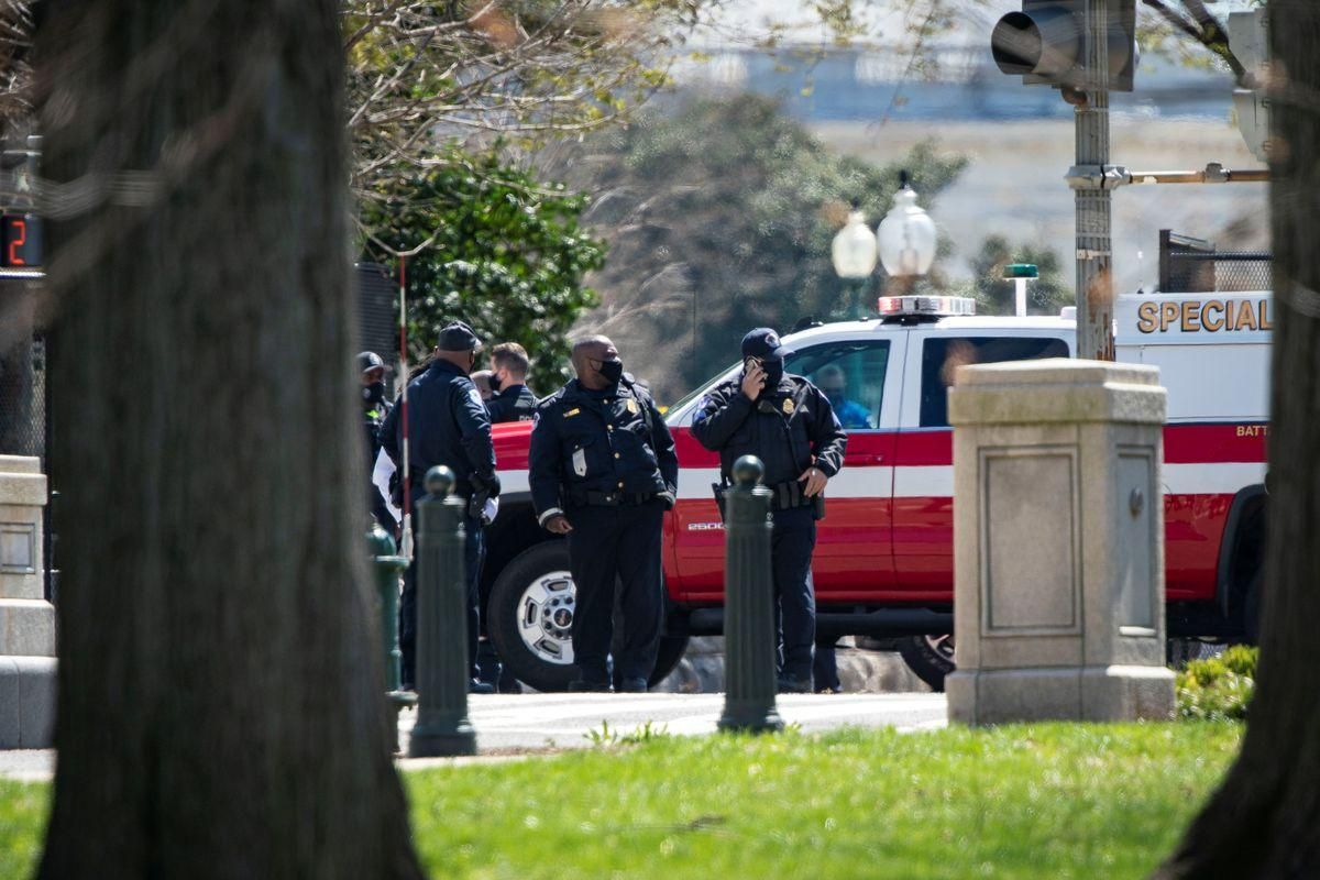 Capitolio de EE. UU en alerta: un vehículo intentó derribar una barricada y atropelló dos policías