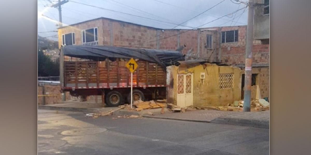 Dos muertos tras el choque de un camión contra casa en Usme