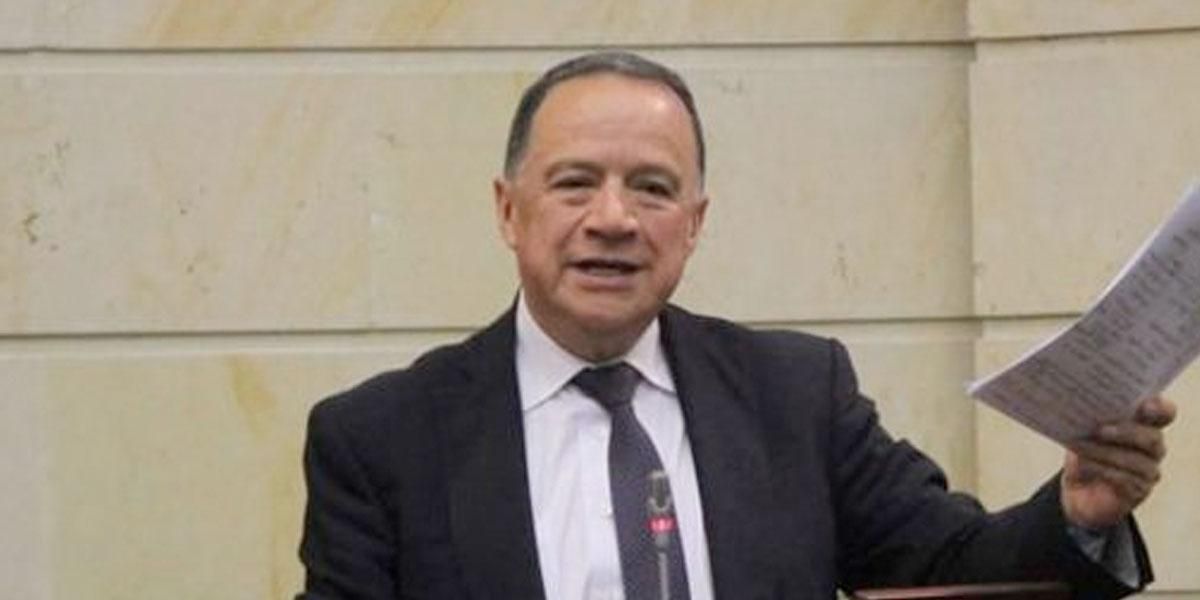 El senador conservador, Eduardo Enríquez Maya fue hospitalizado en Unidad de Cuidados Intensivos por COVID-19.