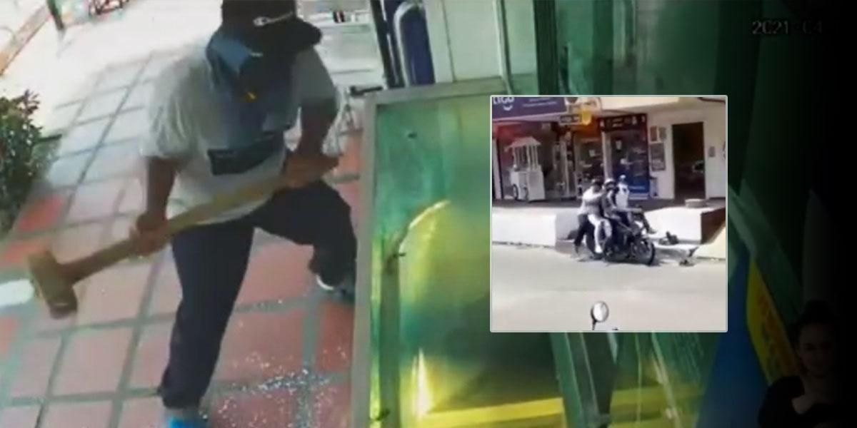 (Video) Intentan robar compraventa y huyen como si nada todos montados en una sola moto