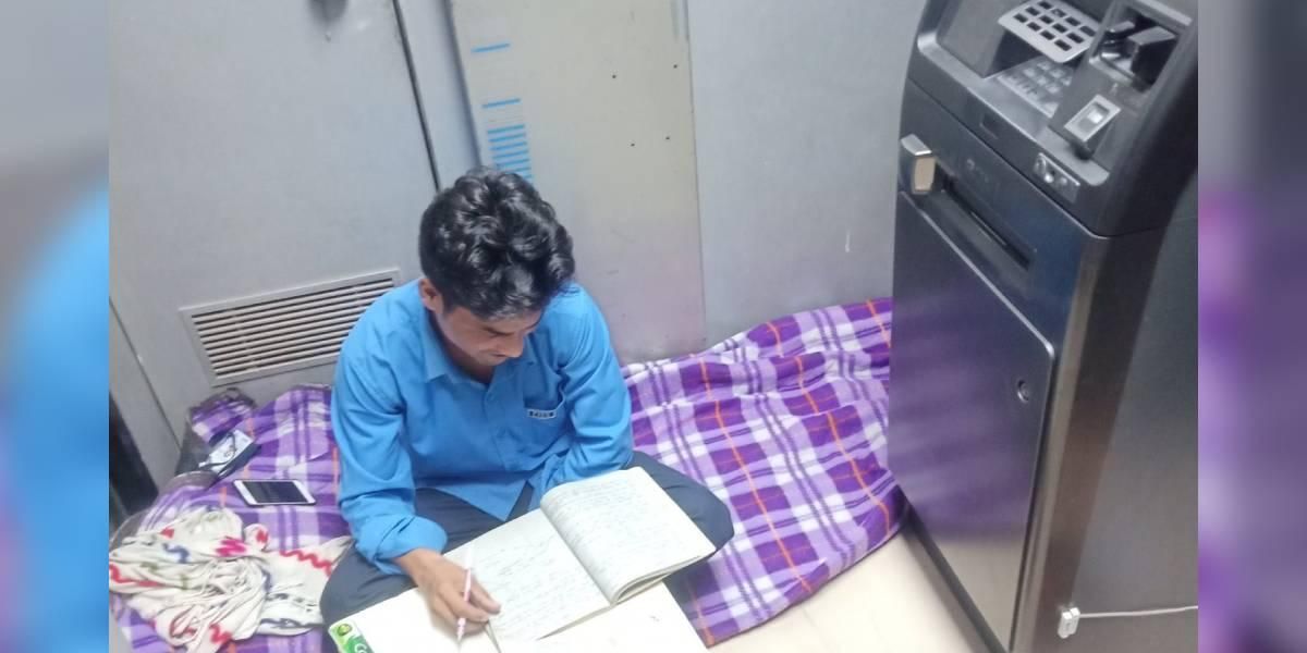vigilante de seguridad estudia en cajero automatico india