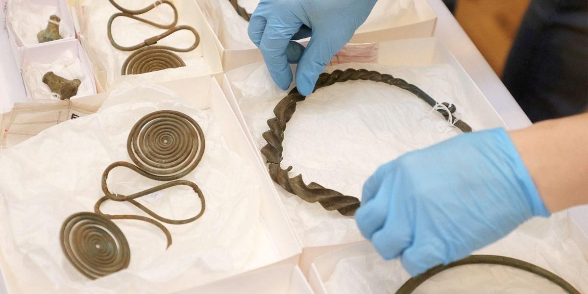 Un tesoro de más de 2.500 años descubierto por un caminante en Suecia