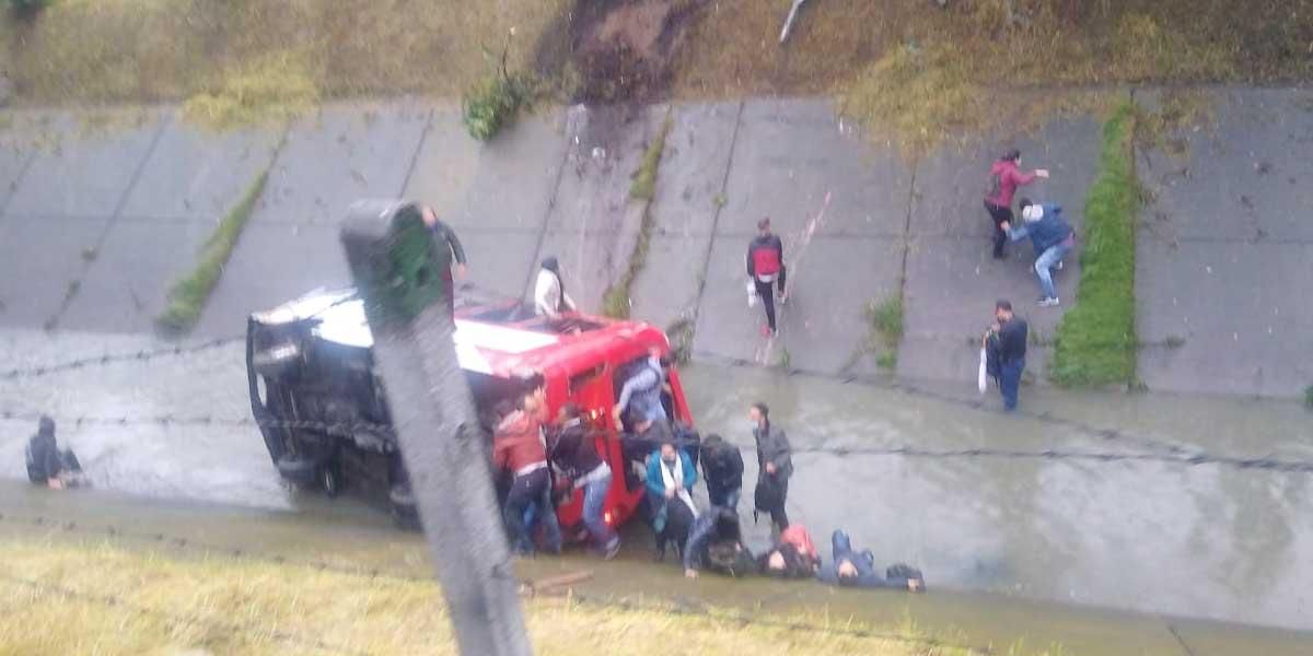 Veinte heridos tras caída de una buseta en canal de aguas negras en Bogotá