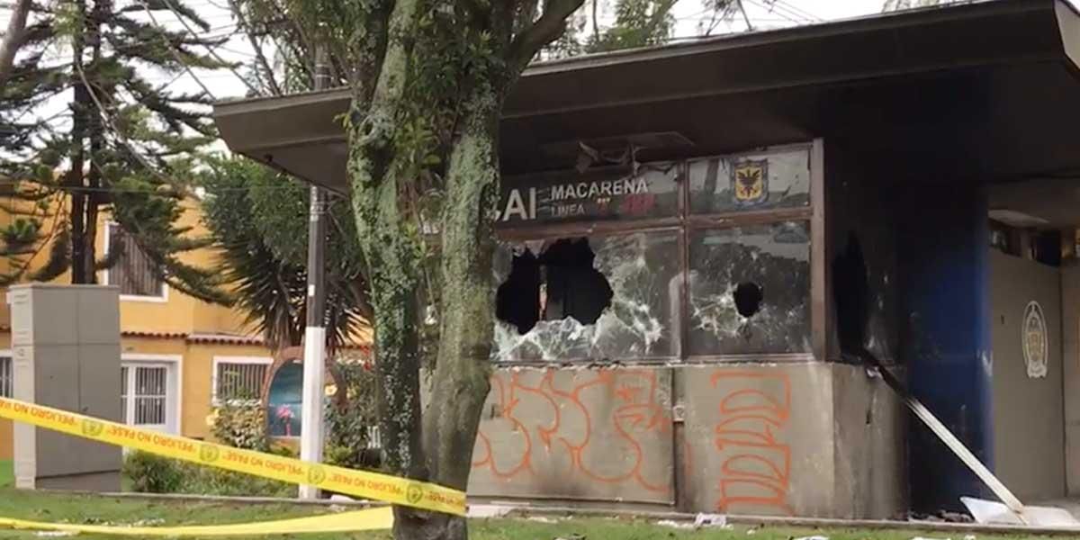 Bogotá: vandalizan 25 CAI y 45 estaciones de Transmilenio están sin operar