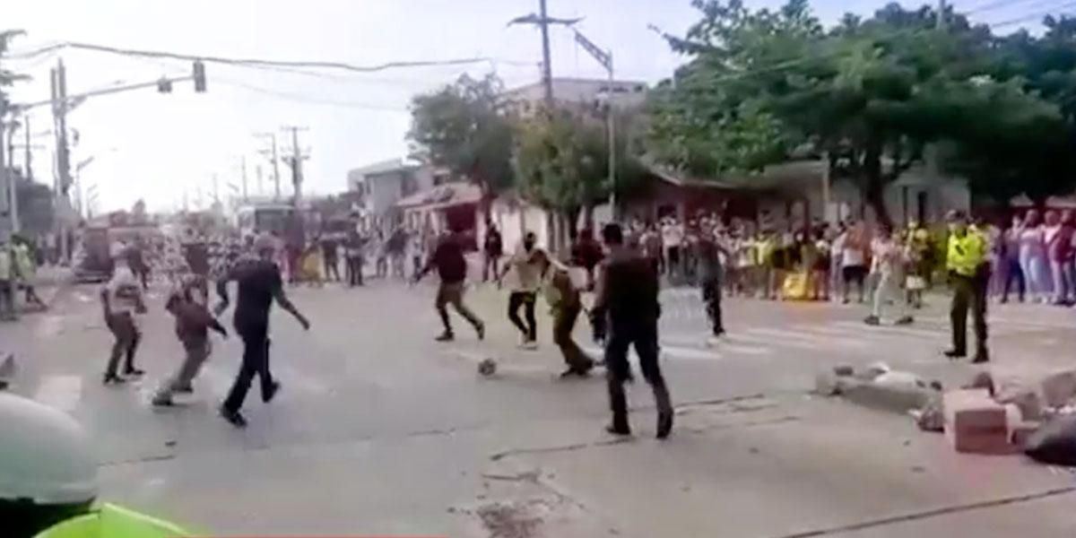 En Barranquilla manifestantes se “enfrentaron” en un partido de fútbol contra la Policía