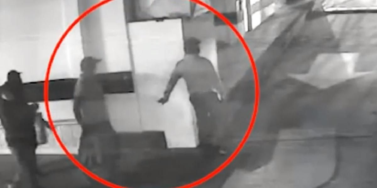 Video revela cómo vigilante guió delincuentes en robo a centro comercial en Barranquilla
