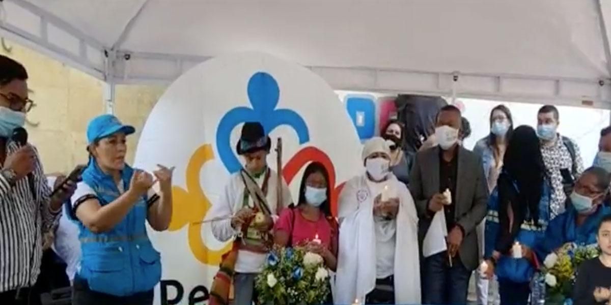 Manifestantes y policías realizaron un acto simbólico de reconciliación en Medellín