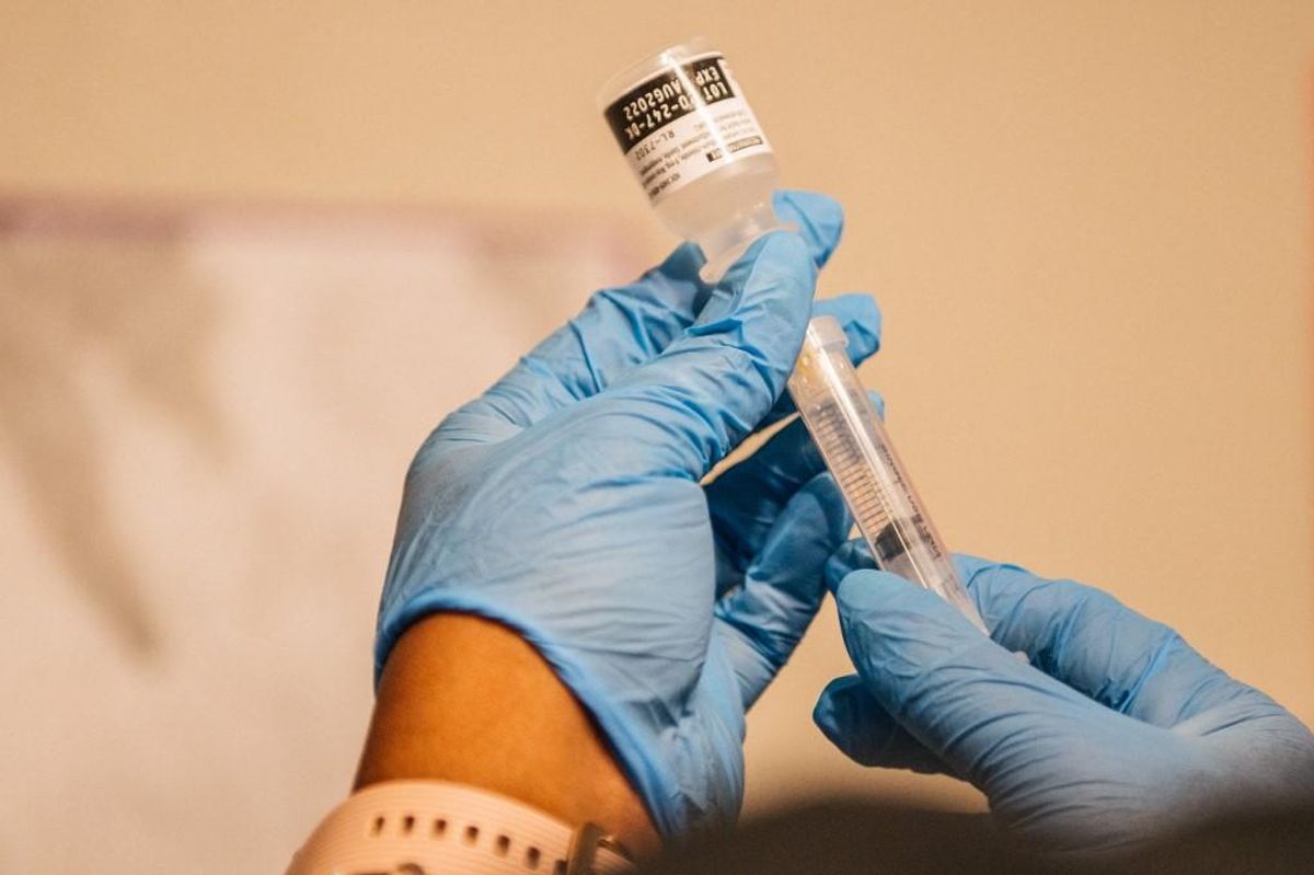 OMS pide no vacunar a los niños y entregar las dosis a mecanismo Covax