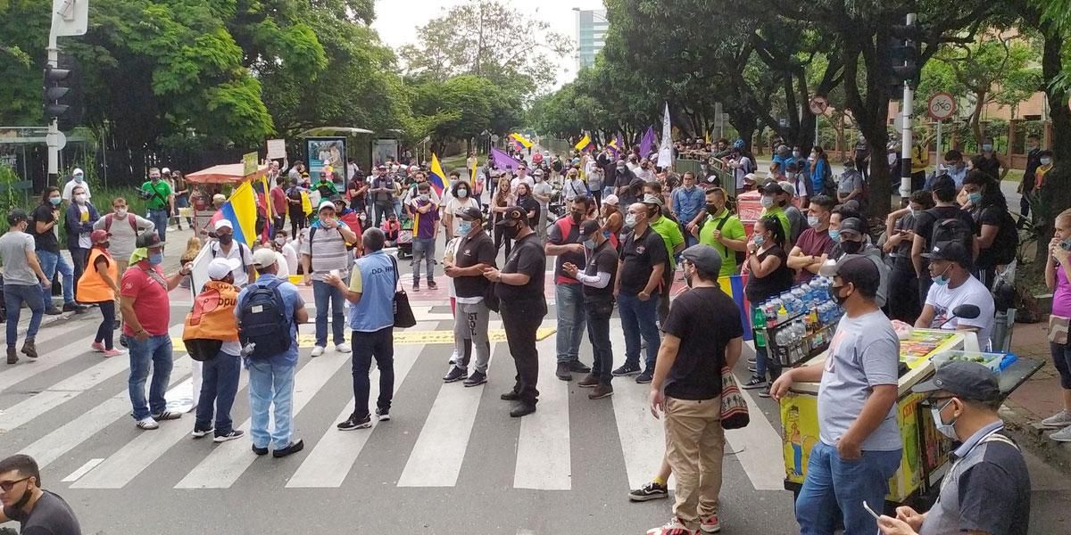 Multitudinaria marcha pacífica avanza por las calles de Medellín