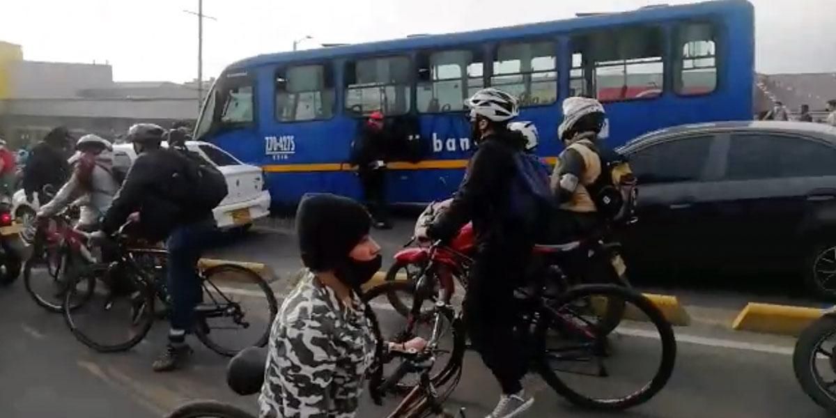 (Video) Un grupo de manifestantes se apoderó de un bus del SITP