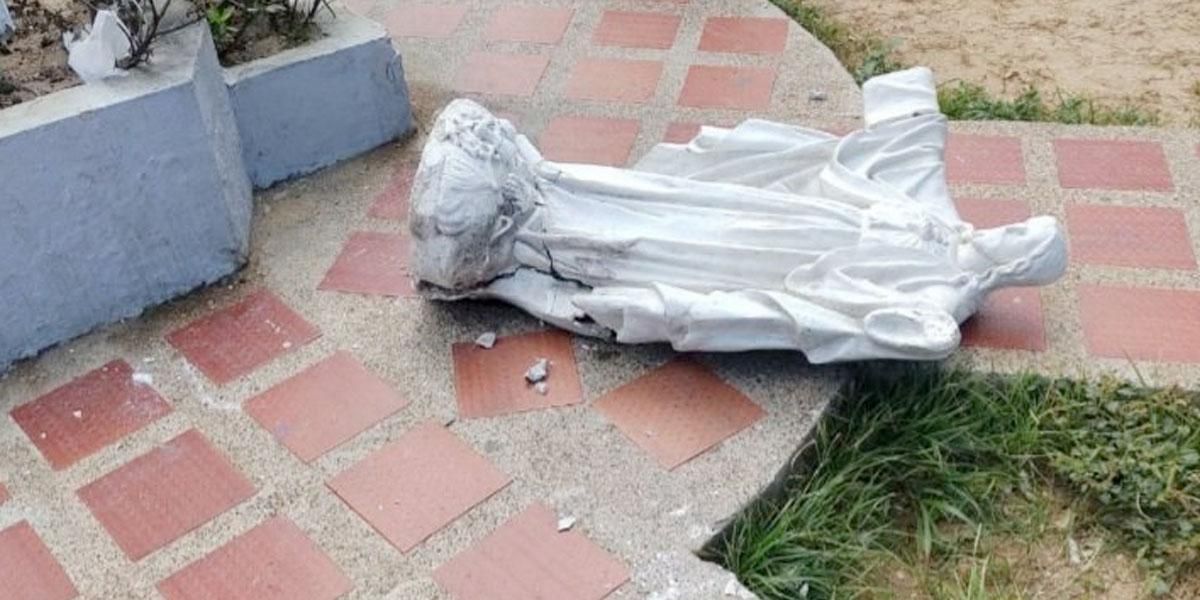 Muere niña al caerle imagen religiosa mientras jugaba en parque de Barranquilla