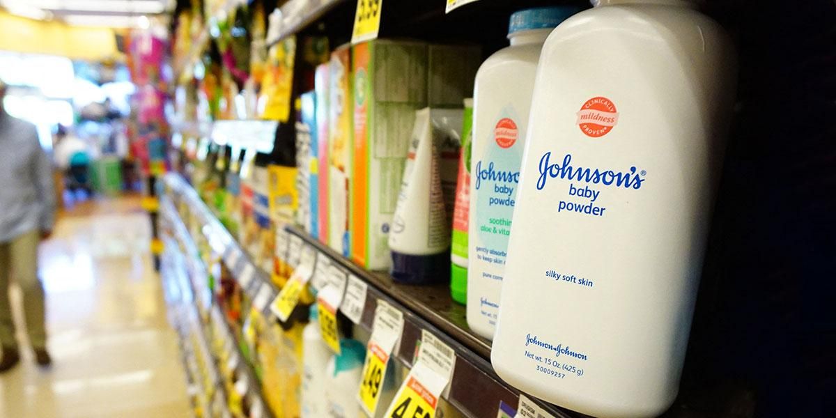 Johnson & Johnson tendrá que pagar millonaria multa por vender talco con productos cancerígenos