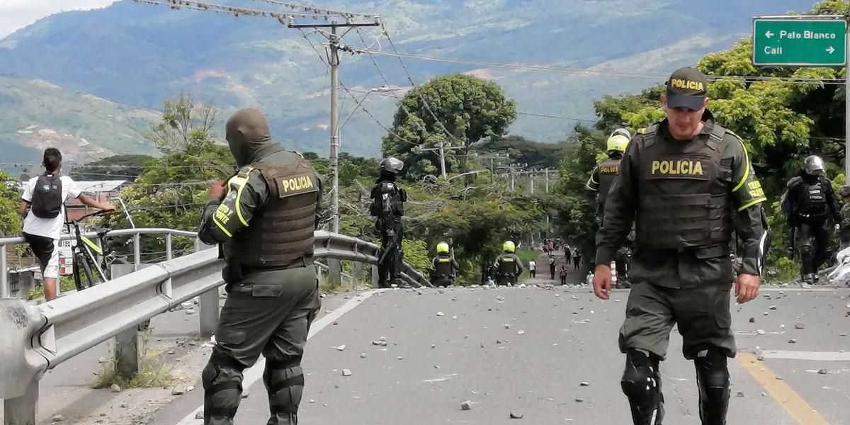 Disturbios entre la Policía y los manifestantes que intentan bloquear la vía en Buga, Valle del Cauca
