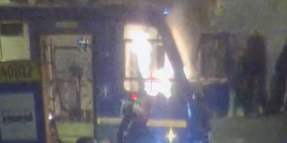 (Video) Atacan e intentan prender fuego a un bus del SITP