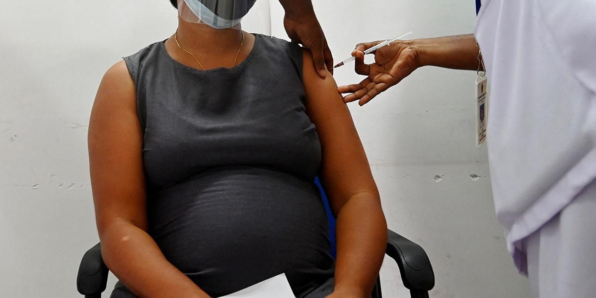 Mujeres embarazadas y niños mayores de 12 años se podrán vacunar contra el COVID-19