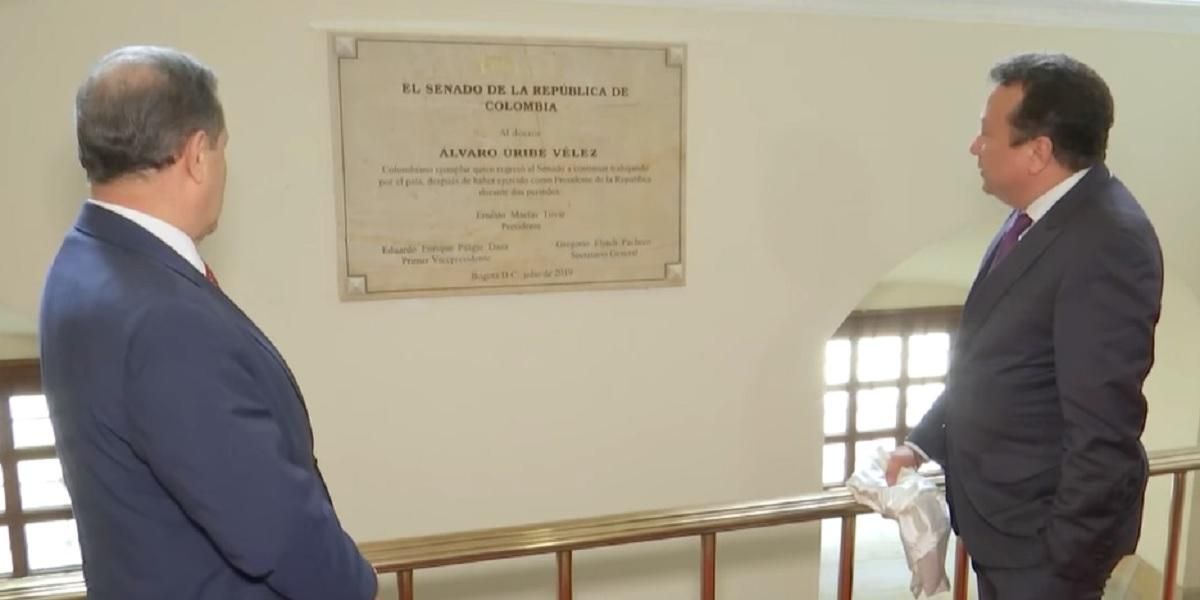 Corte Suprema se abstiene de investigar a Macías por instalar placa de Uribe en el Congreso