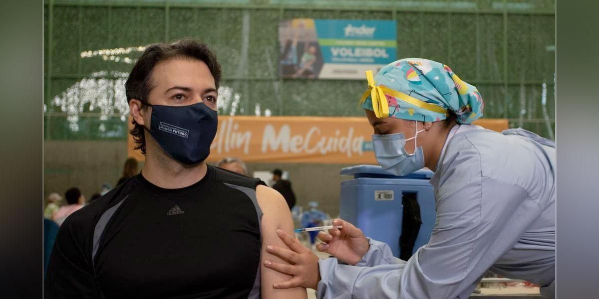 “Yo me he puesto AstraZeneca”: alcalde de Medellín tras recibir vacuna anticovid