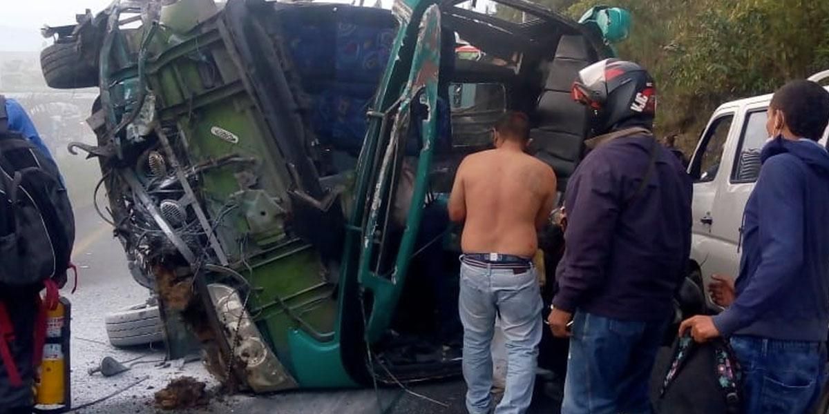 Video | Volcamiento de bus en Las Palmas, Medellín deja varios heridos