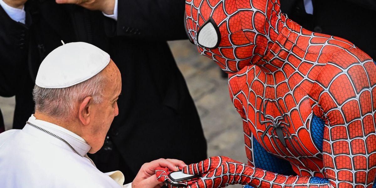 Papa Francisco saludó Spiderman Vaticano, hombre que ayuda a niños en hospitales