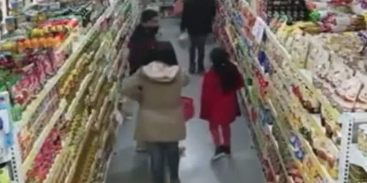 padres enseñan a su hija a robar en supermercado argentina