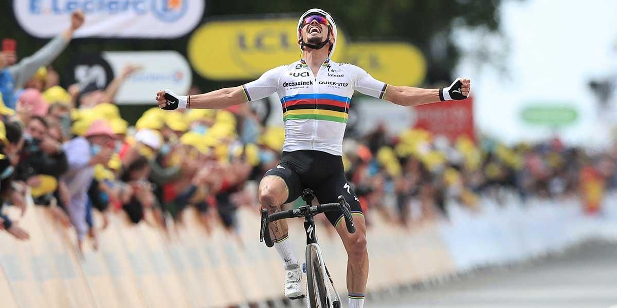 Con dos caídas multitudinarias inició el Tour de Francia; Alaphilippe ganó la primera etapa