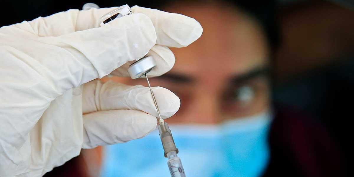 Suspenden vacunación contra el covid-19 en Medellín por falta de biológicos