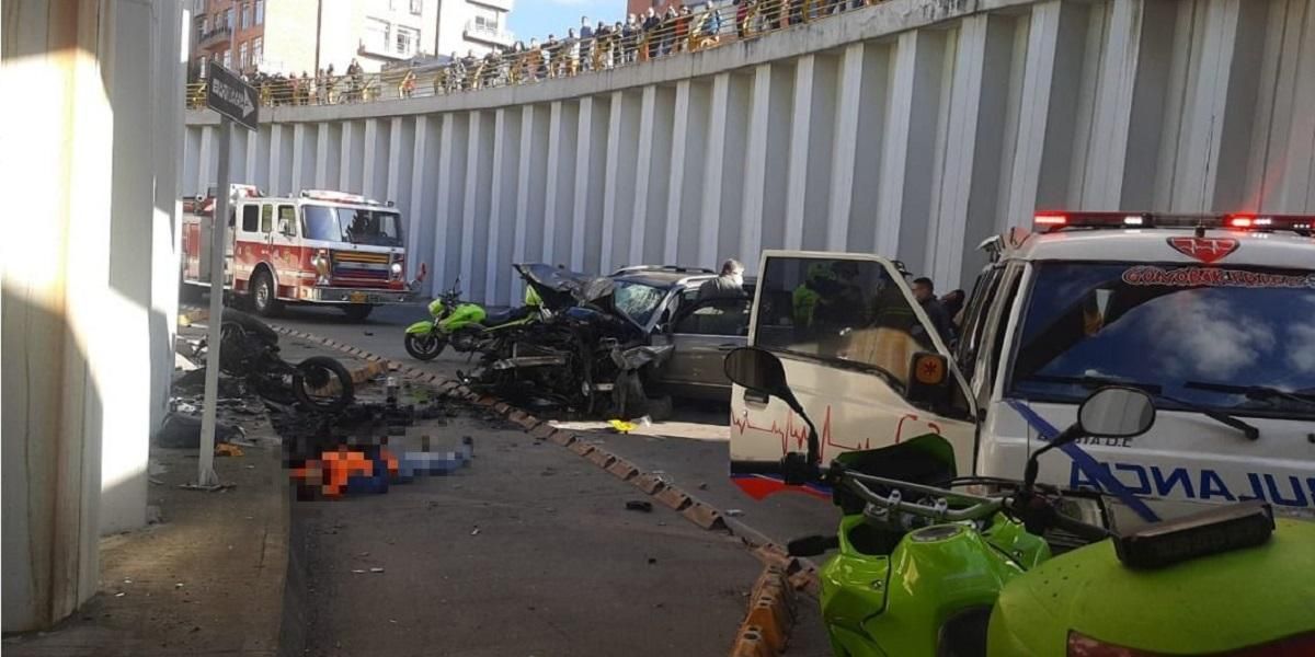 Carro cae sobre motociclista desde puente de la 94 en Bogotá