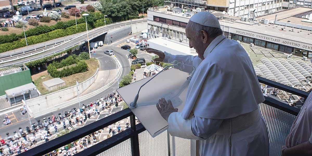 El papa Francisco hace el Ángelus desde su balcón del hospital