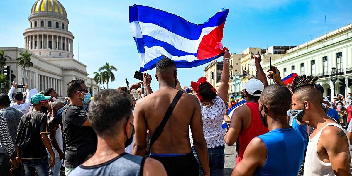 Cubanos claman libertad en multitudinaria protesta contra el Gobierno
