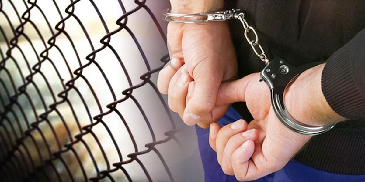 Arrestan a mujer de Florida que encerraba en una jaula a su hija autista