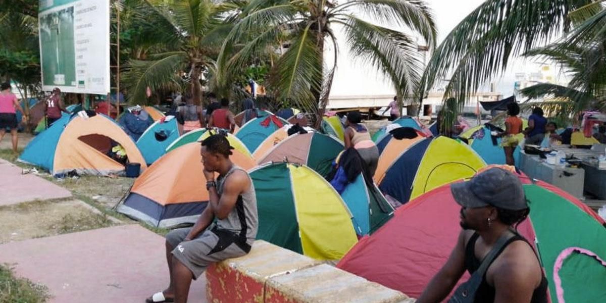 Miles de migrantes permanecen varados en Necoclí, Antioquia