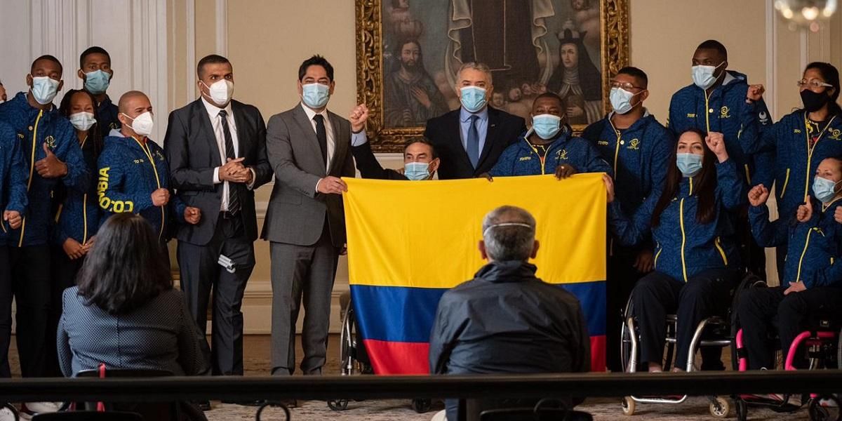 Delegación que irá a Juegos Paralímpicos de Tokio recibe bandera de Colombia