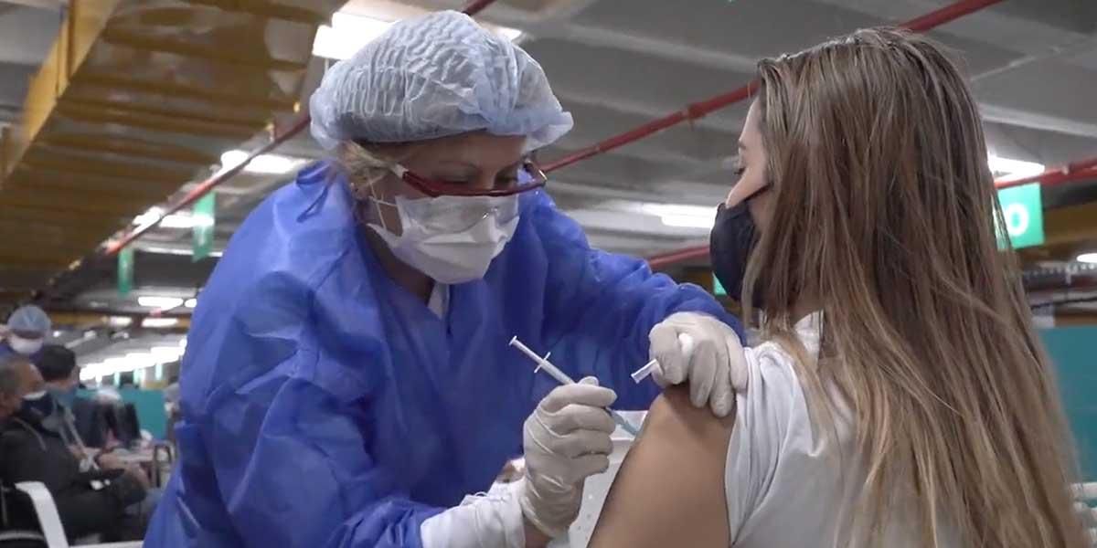 Más de la mitad de la población meta de Bogotá ya está vacunada con una dosis