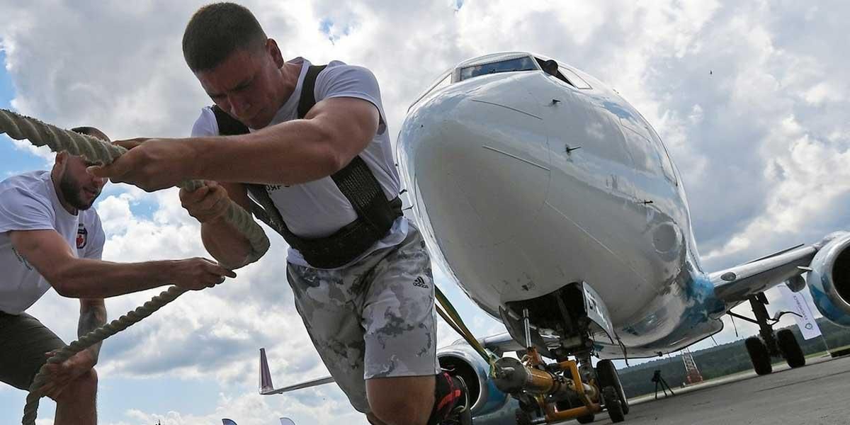 (Video): Bombero ruso logra mover un avión de 65 toneladas con su cuerpo