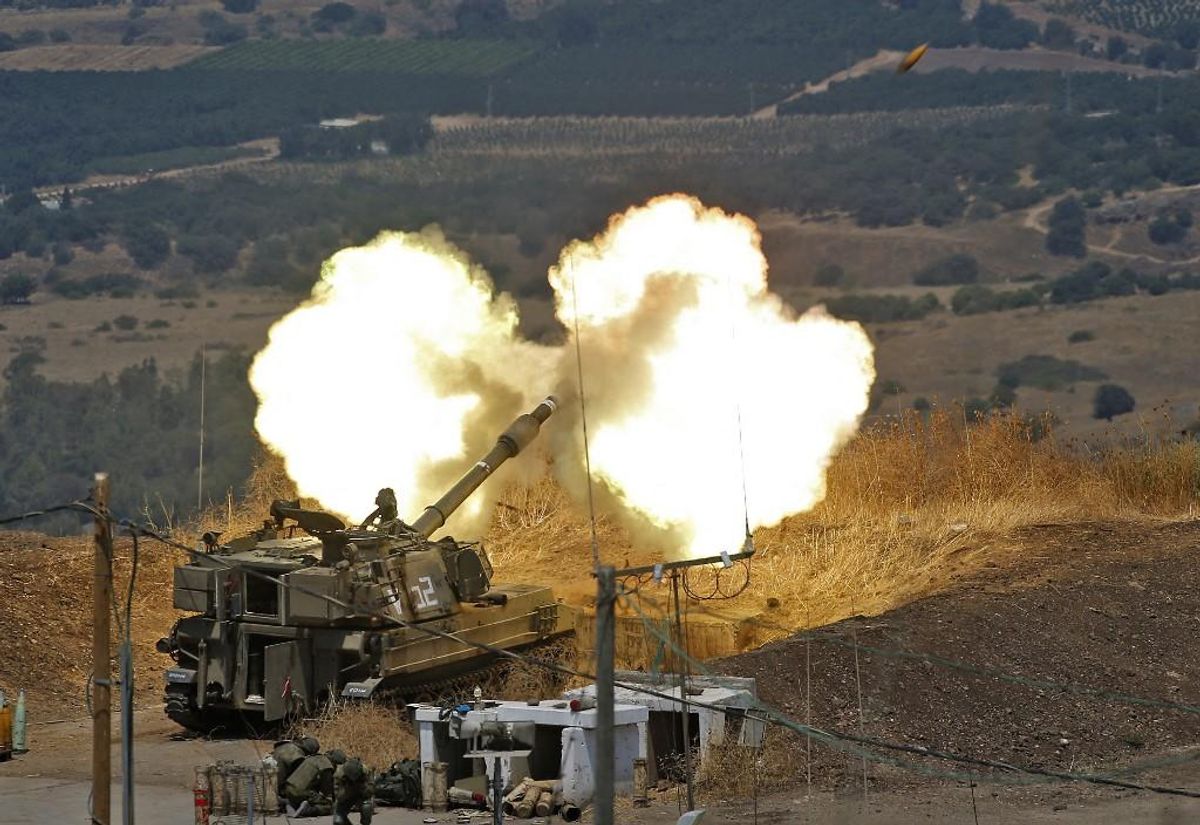 Hezbolá lanza cohetes contra Israel, que replica con ataques