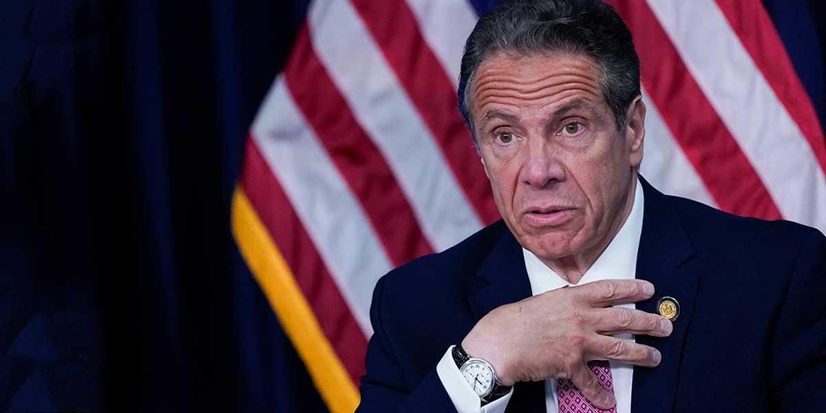 El gobernador de Nueva York afronta investigación criminal y resta apoyos