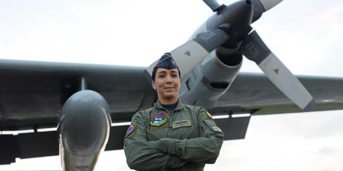 Por primera vez una mujer vuela al mando del Hércules C-130