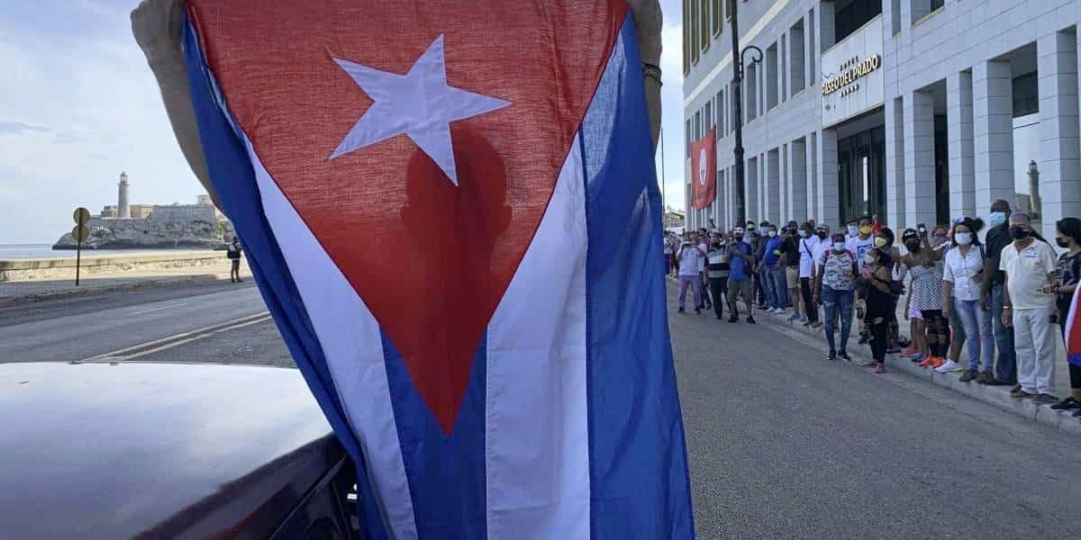 Exilio cubano ofrece viviendas a militares que se aparten el régimen castrista