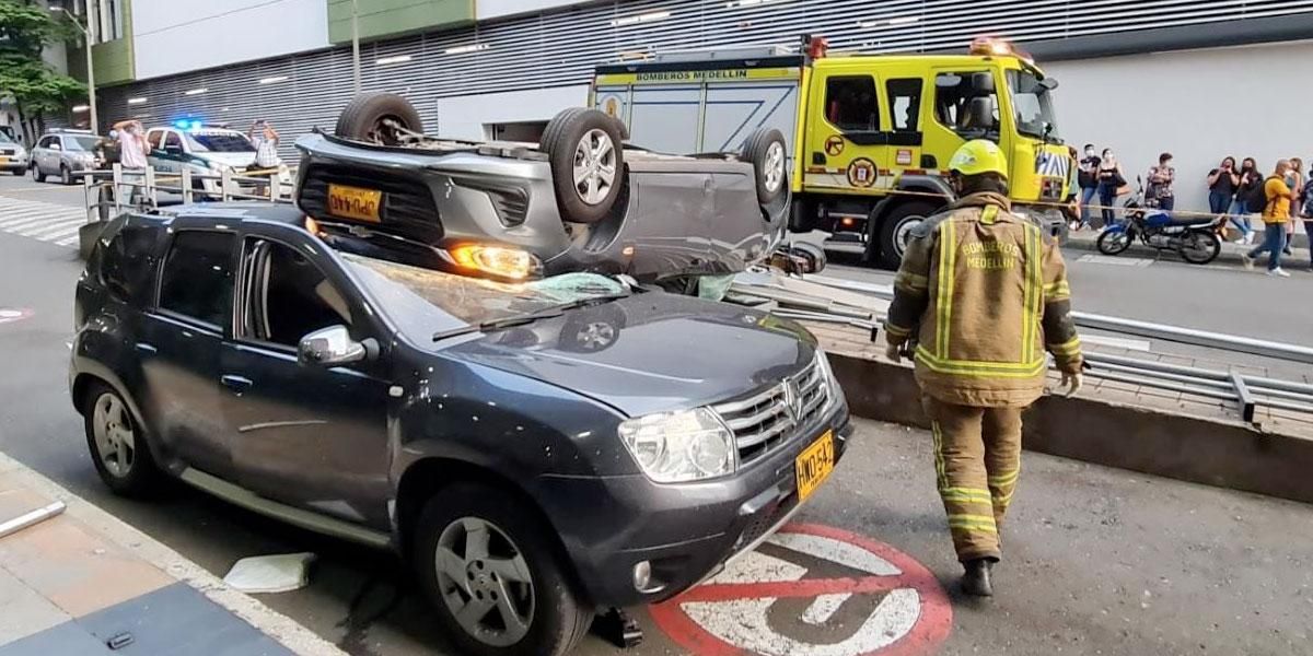 Aparatoso accidente en Medellín: carro cayó desde el tercer piso de un parqueadero