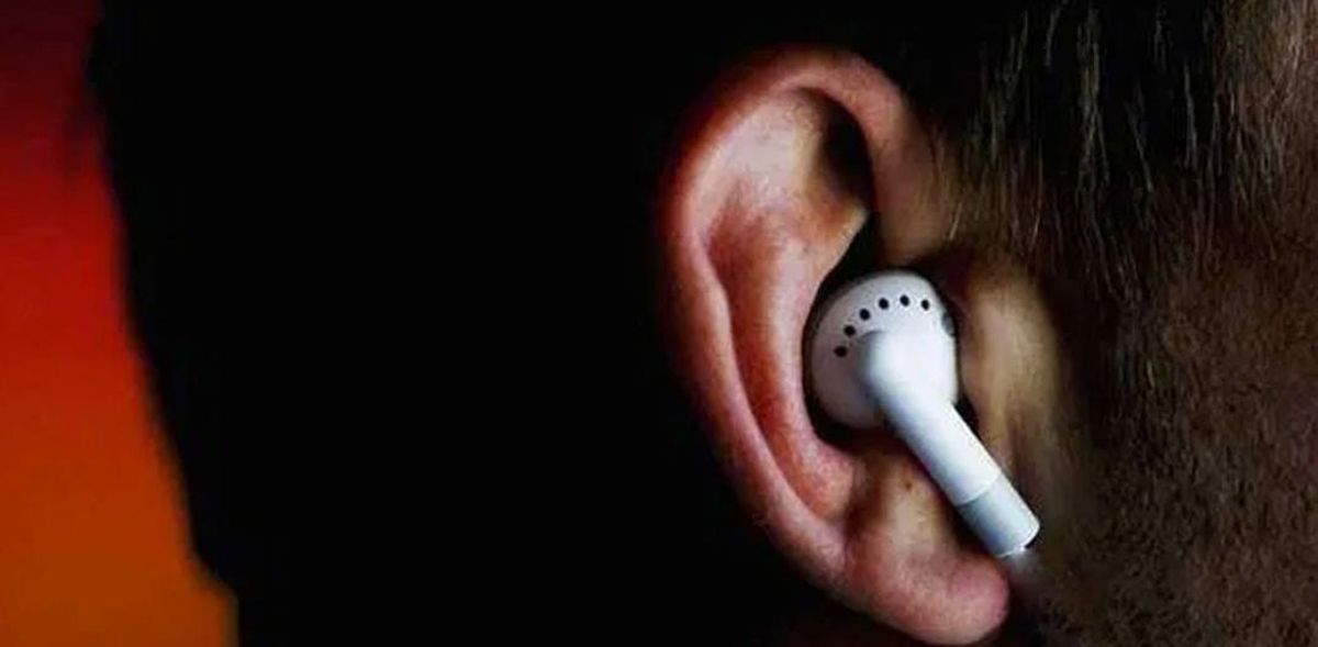 Hombre murió al explotarle sus audífonos bluetooth en el oído