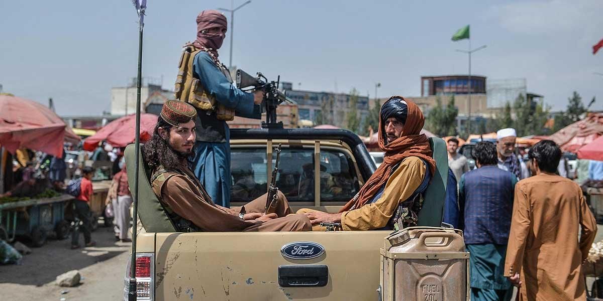 (Video) El castigo de los talibanes a quienes portan la bandera de Afganistán en las calles de Kabul